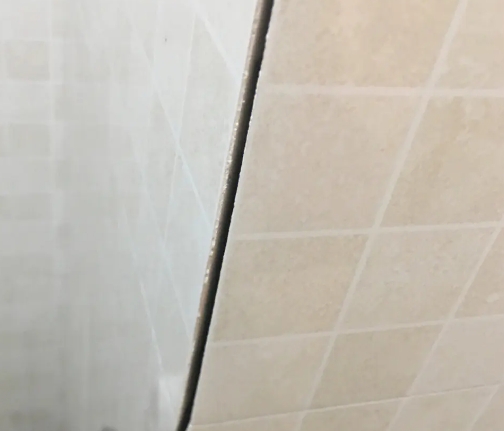 峰峰矿瓷砖空鼓维修公司分享阳台瓷砖脱落的修复过程可以分为以下几个步骤